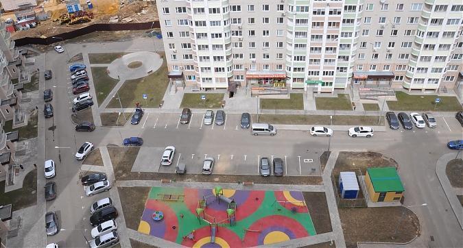 Вид из 3-го корпуса на парковку и детскую площадку в ЖК Южное Видное Квартирный контроль