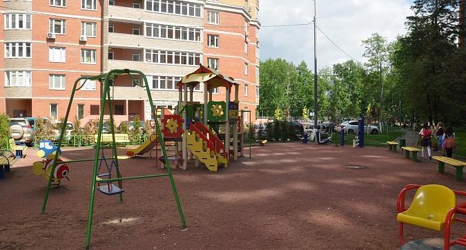 Детская площадка во дворе жилого комплекса Центральный Квартирный контроль