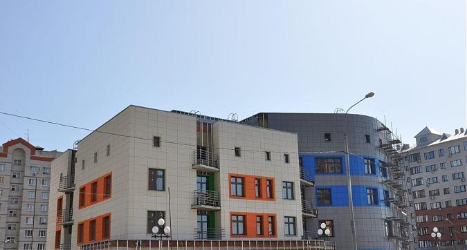 ЖК Солнечный, детская поликлиника, ведутся фасадные работы, вид с улицы Солнечная Квартирный контроль