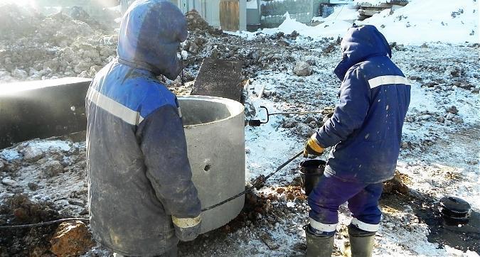 ЖК "Первый Андреевский" - строители монтируют канализационный люк  Квартирный контроль