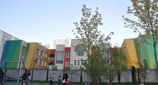 ЖК Первый Московский, детский сад на территории жилого комплекса, вид с улицы Атласова Квартирный контроль