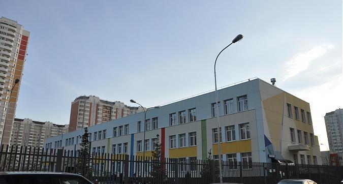 ЖК Первый Московский, школа № 2120 на территории жилого комплекса, вид с улицы Атласова Квартирный контроль