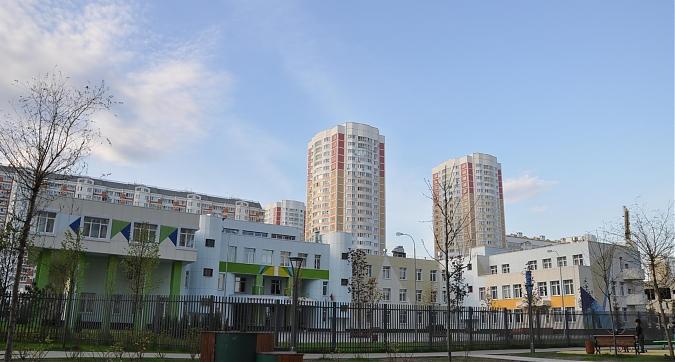 ЖК Первый Московский, школа № 2120 на территории жилого комплекса, вид с улицы Атласова, фото 2 Квартирный контроль