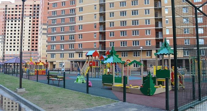 Детская площадка на территории жилого комплекса Эдельвейс-Комфорт Квартирный контроль