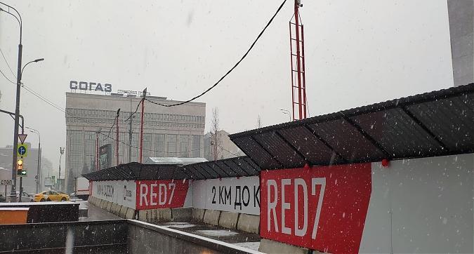 ЖК RED7, строительная площадка, вид с просп. Академика Сахарова, фото 1 Квартирный контроль