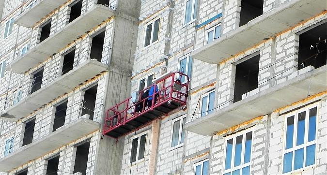 ЖК "Андреевка" - строители монтируют стеклопакеты Квартирный контроль