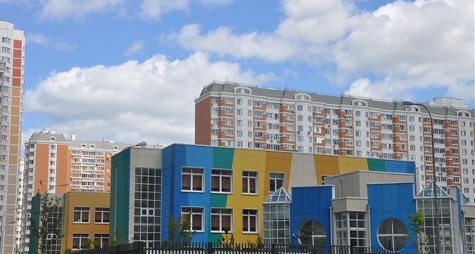 ЖК Первый Московский, детский сад на территории жилого комплекса, вид с улицы Атласова Квартирный контроль