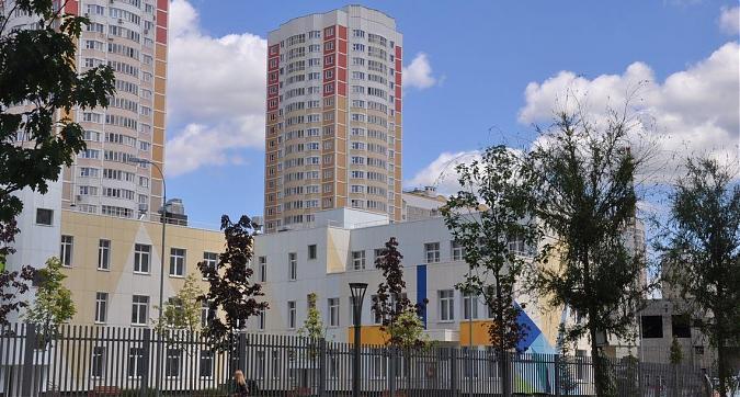 ЖК Первый Московский, школа № 2120 на территории жилого комплекса, вид с улицы Атласова, фото 2 Квартирный контроль