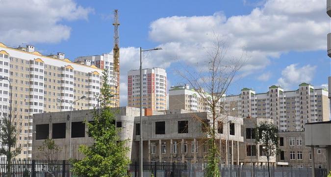 ЖК Первый Московский, школа на территории жилого комплекса, вид с улицы Атласова, фото 2 Квартирный контроль