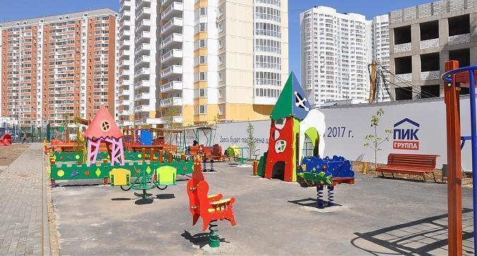 ЖК Красная горка, детская площадка на территории жилого комплекса, вид с проспекта Гагарина Квартирный контроль