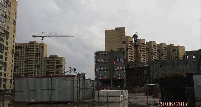 Вид на строящийся жилой комплекс со стороны проспекта Астрахова Квартирный контроль