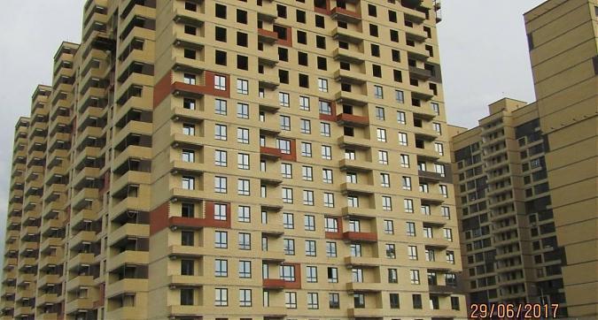 Вид на строящийся жилой комплекс со стороны проспекта Астрахова Квартирный контроль